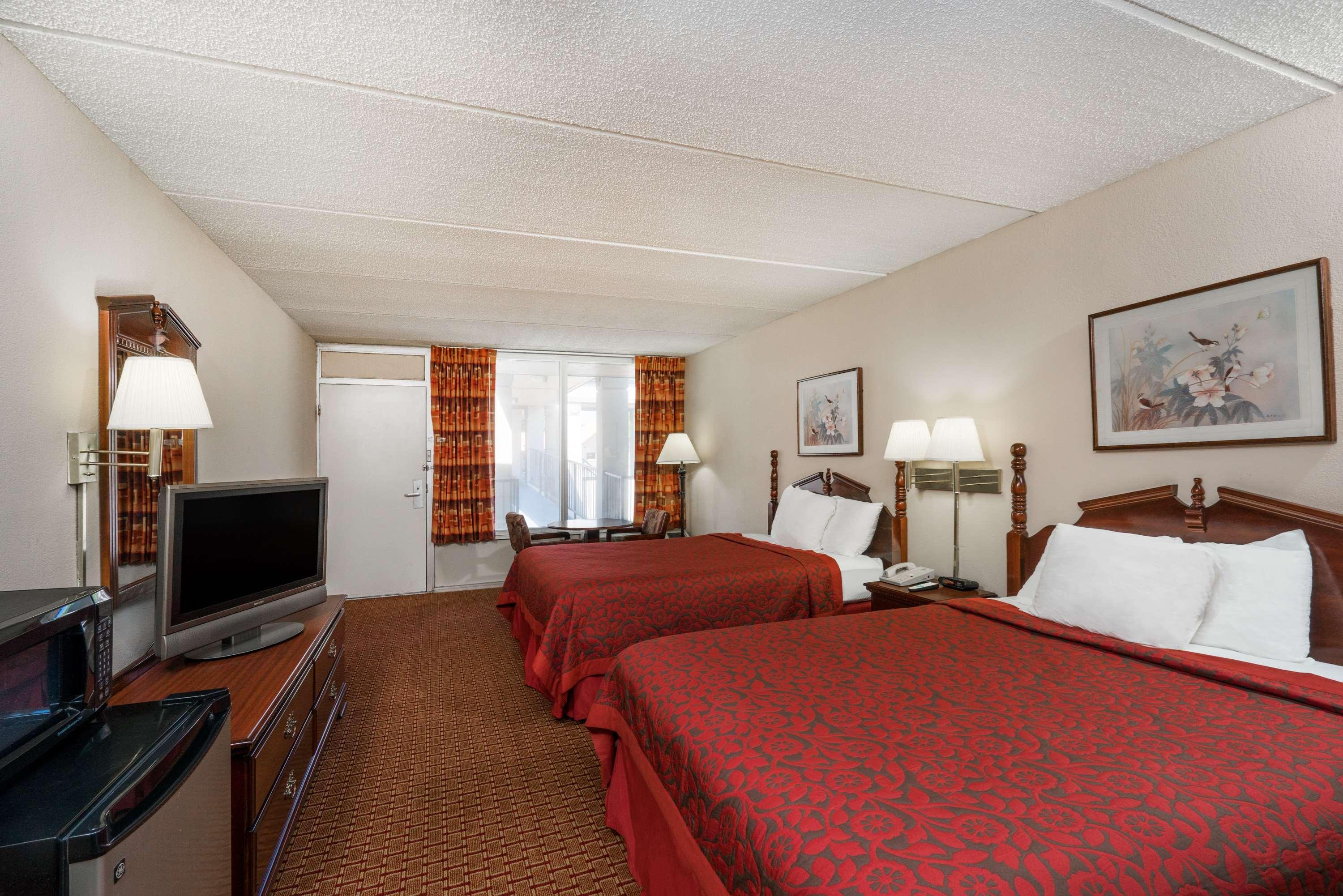 Days Inn By Wyndham Hurricane Mills Экстерьер фото