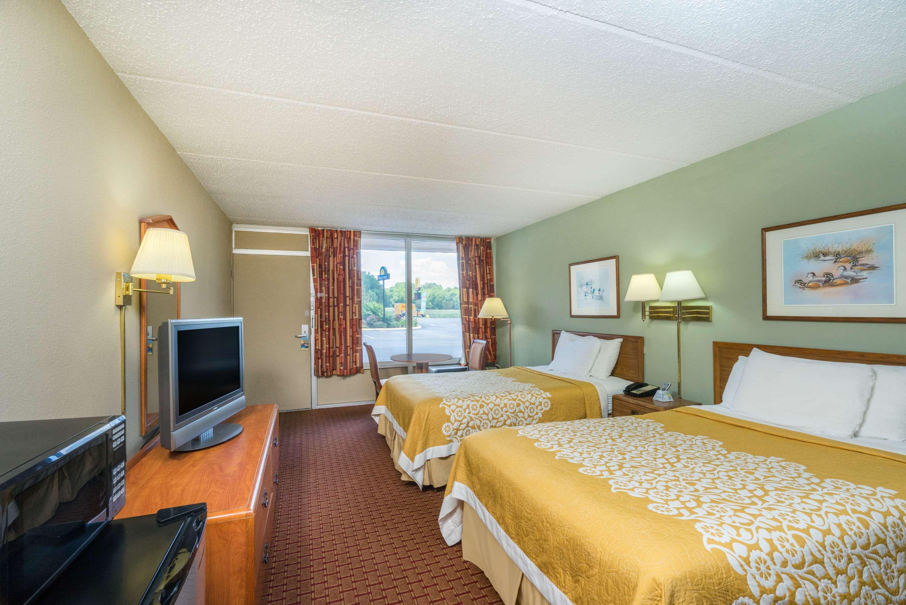 Days Inn By Wyndham Hurricane Mills Экстерьер фото
