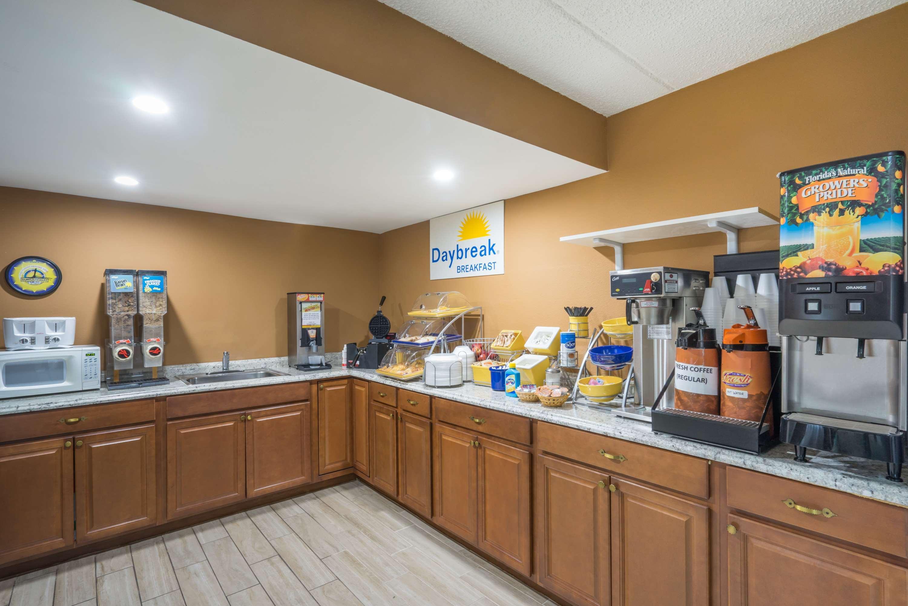 Days Inn By Wyndham Hurricane Mills Экстерьер фото