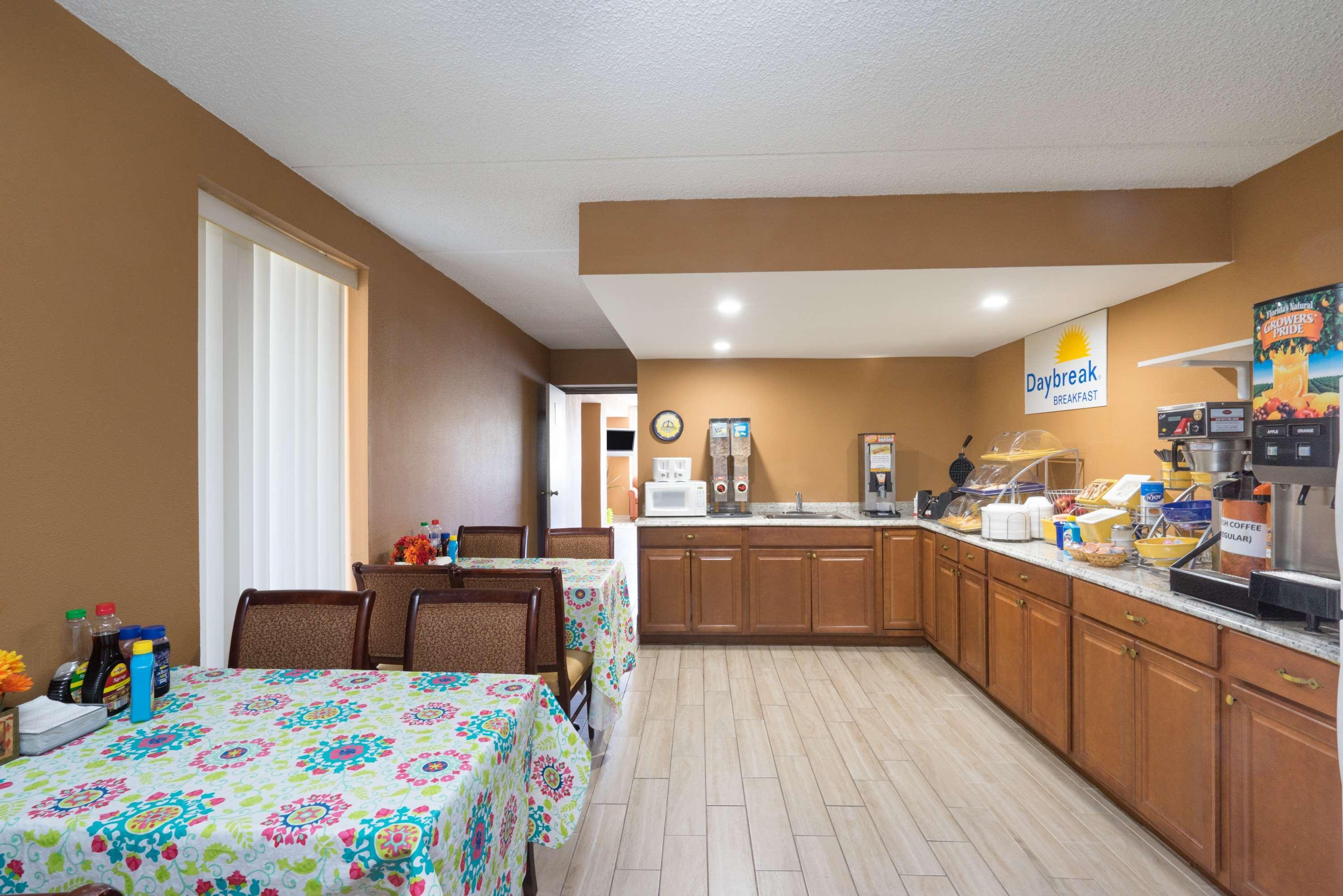 Days Inn By Wyndham Hurricane Mills Экстерьер фото