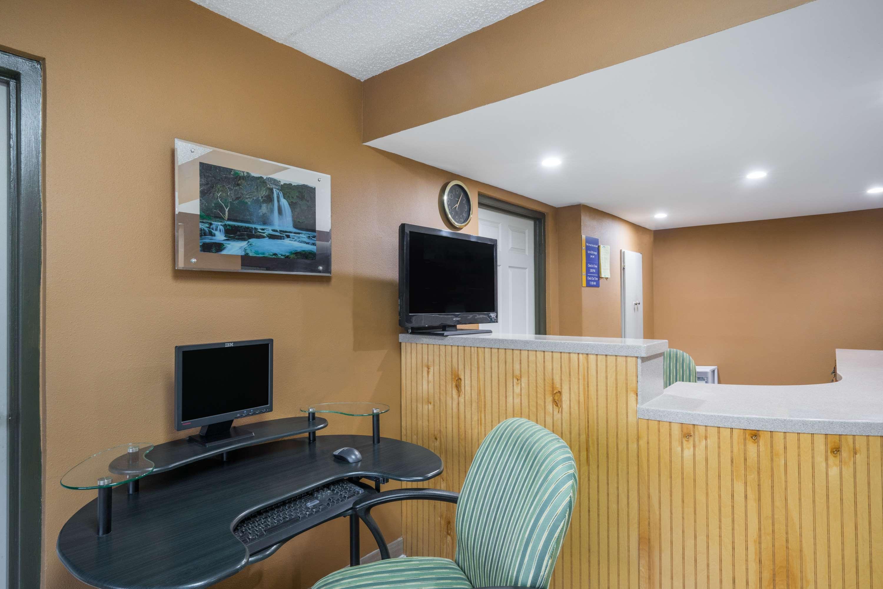 Days Inn By Wyndham Hurricane Mills Экстерьер фото
