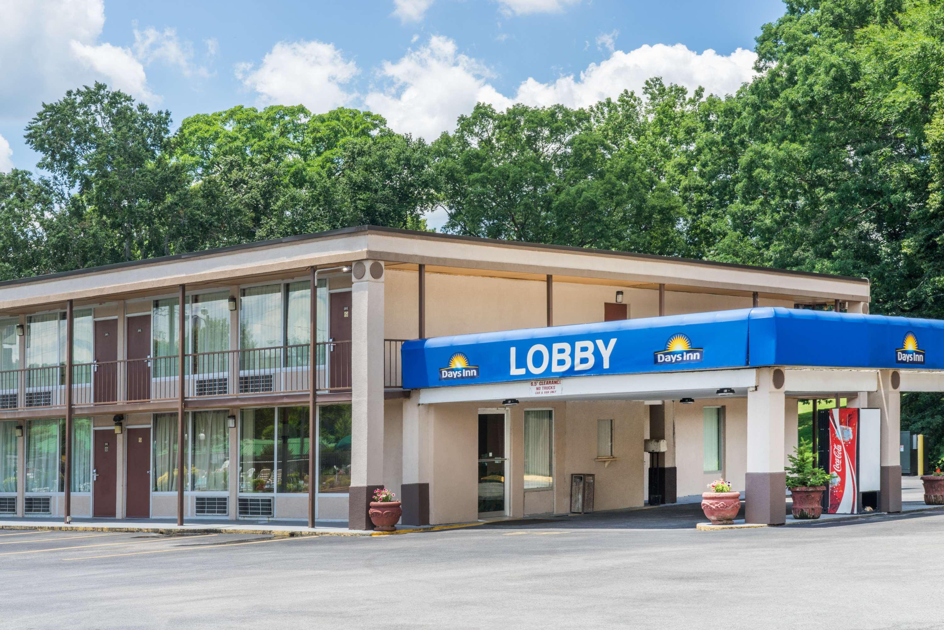 Days Inn By Wyndham Hurricane Mills Экстерьер фото
