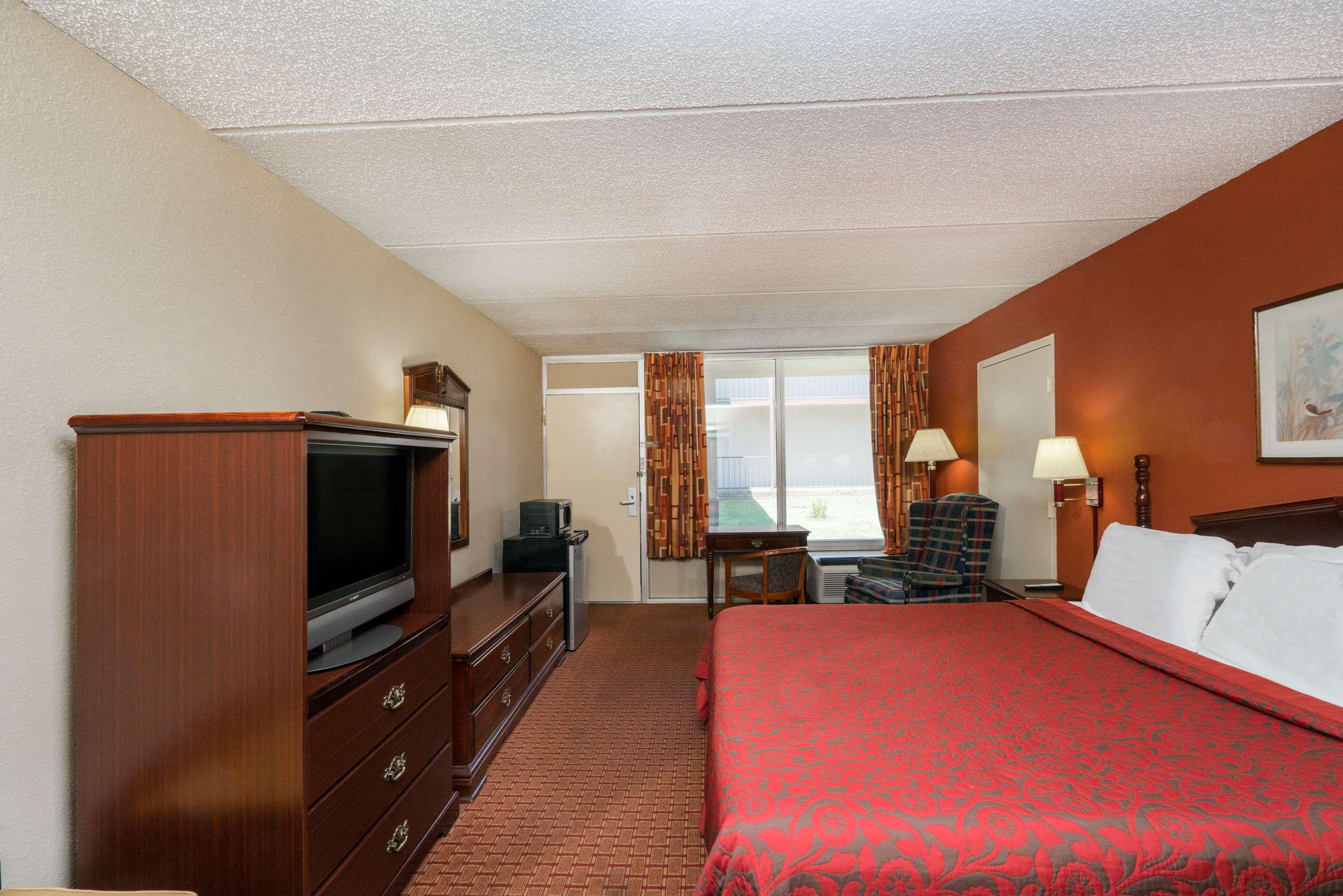 Days Inn By Wyndham Hurricane Mills Экстерьер фото